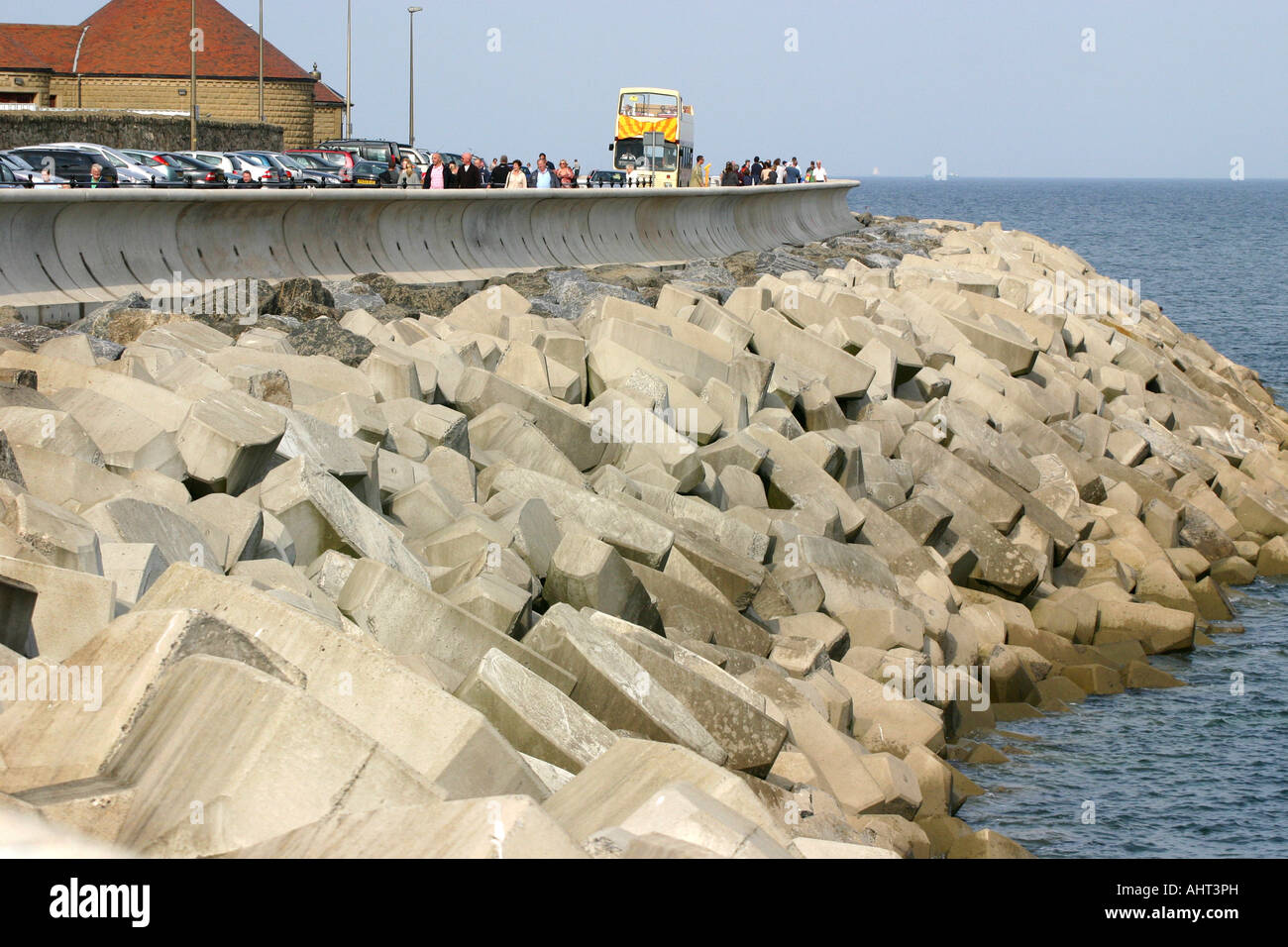 Calcestruzzo nuovo mare difese a parete a Scarborough in North Yorkshire. Foto Stock