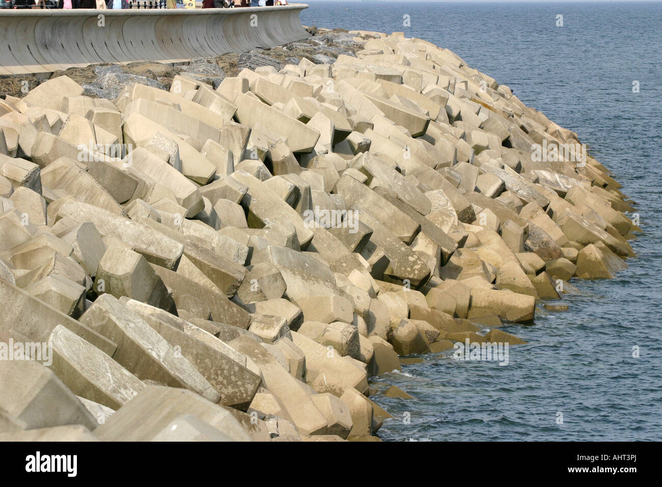 Calcestruzzo nuovo mare difese a parete a Scarborough in North Yorkshire. Foto Stock