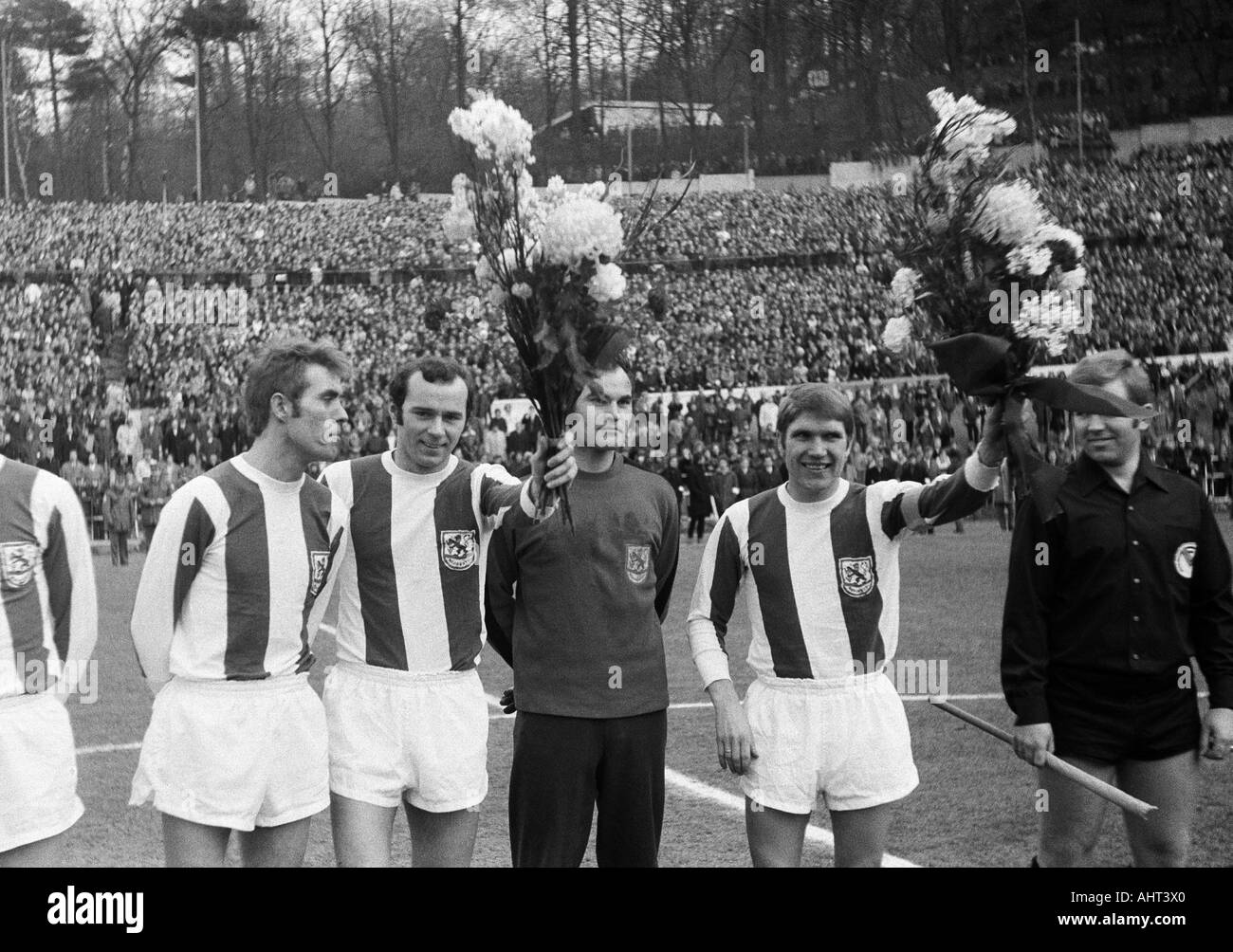 Calcio, Regionalliga Ovest, 1970/1971, Stadio am Zoo a Wuppertal, Wuppertaler SV versus VfL Bochum 2:1, i giocatori di calcio della squadra di Wuppertal onorato con fiori, f.l.t.r. Juergen Kohle, Herbert Stoeckl, Rudolf Kraetschmer, Manfred Reichert, un riferimento Foto Stock