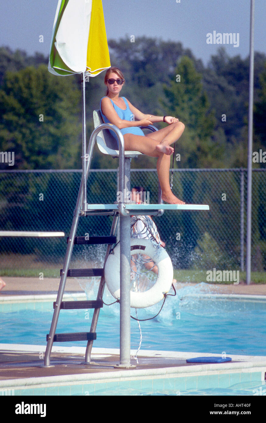 Vita femminile guard veglia sulla piscina pubblica Foto Stock