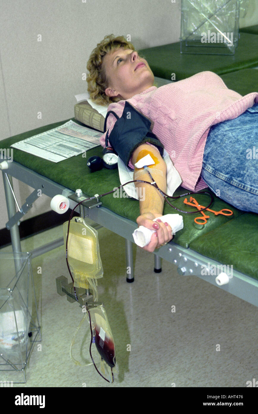 Femmina dona il sangue per la Croce Rossa Foto Stock