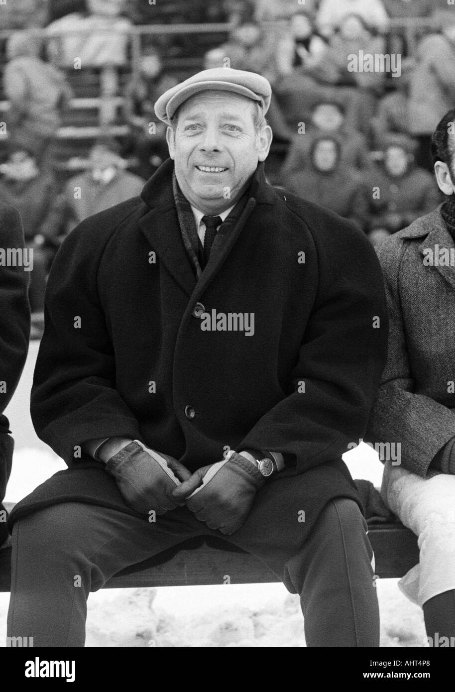 Calcio, Bundesliga, 1970/1971, Wedau Stadium di Duisburg, MSV Duisburg versus Kickers Offenbach 2:2, gioco sulla neve massa, banco di coaching Offenbach con pulmann Kuno Kloetzer, in questa stagione turbolento che termina con la retrocessione e la esposizione del Bund Foto Stock