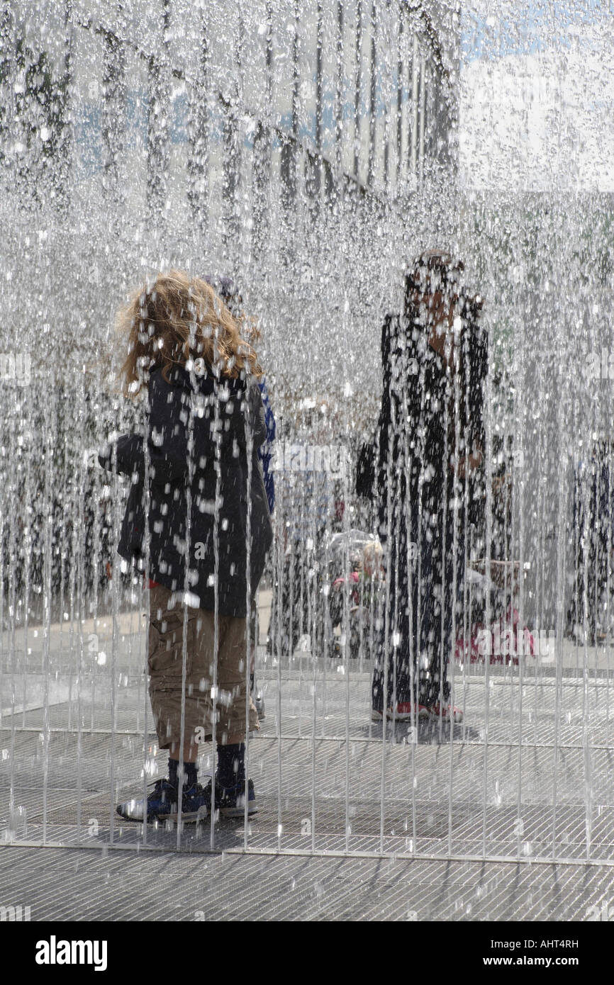 Che figurano camere. Acqua scultura di Jeppe Hein. Royal Festival Hall, South Bank di Londra, England, Regno Unito Foto Stock