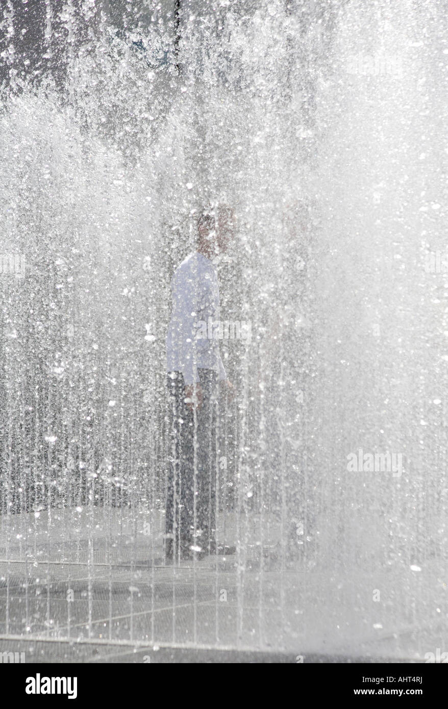 Che figurano camere. Acqua scultura di Jeppe Hein. Royal Festival Hall, South Bank di Londra, England, Regno Unito Foto Stock