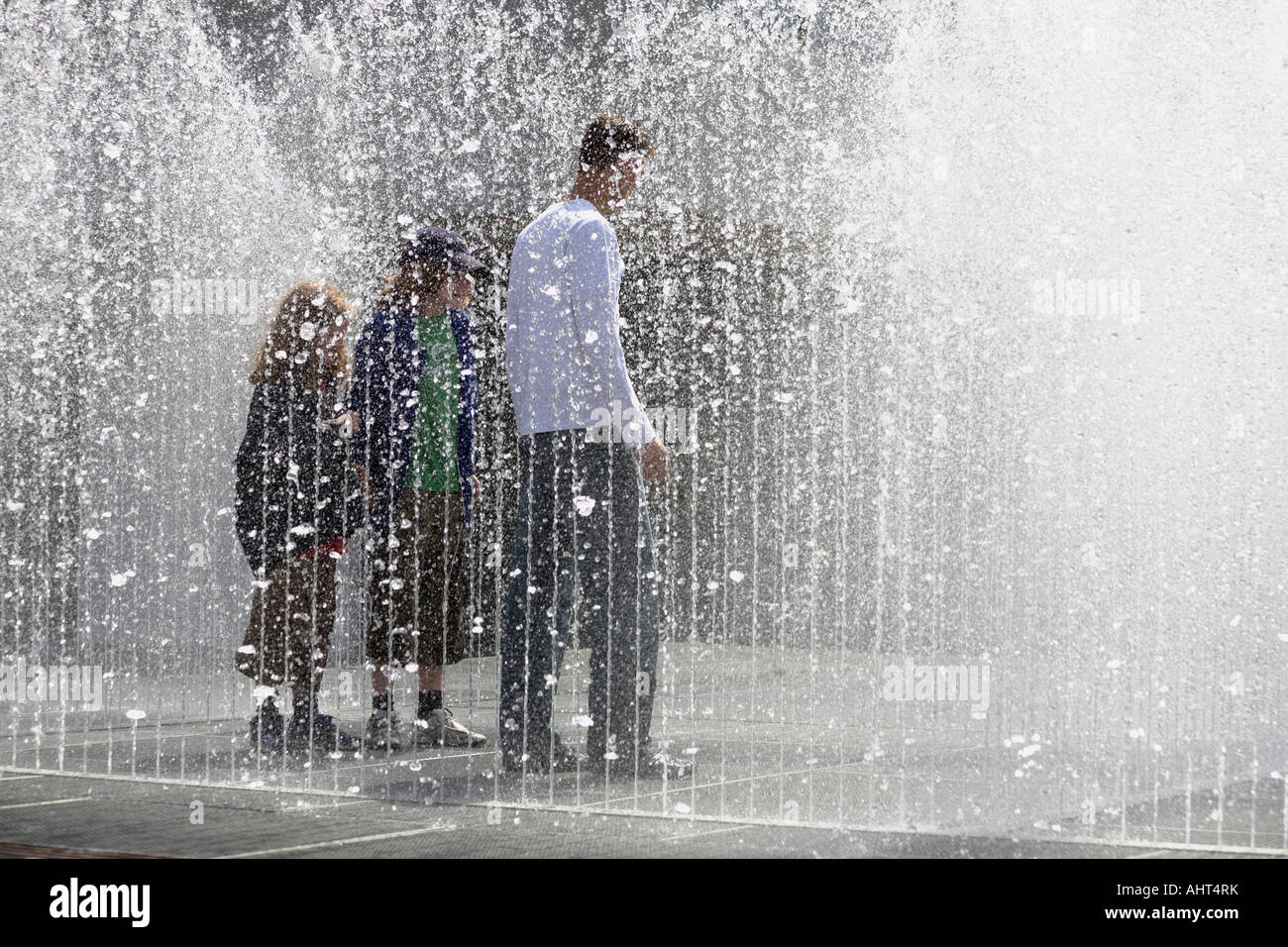 Che figurano camere. Acqua scultura di Jeppe Hein. Royal Festival Hall, South Bank di Londra, England, Regno Unito Foto Stock