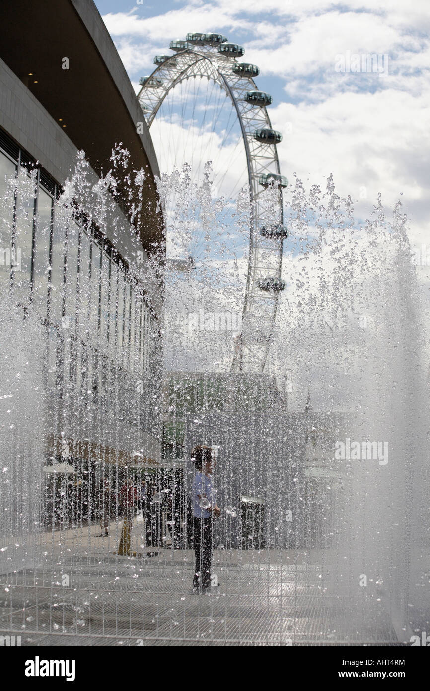 Che figurano camere. Acqua scultura di Jeppe Hein. Royal Festival Hall, South Bank di Londra, England, Regno Unito Foto Stock
