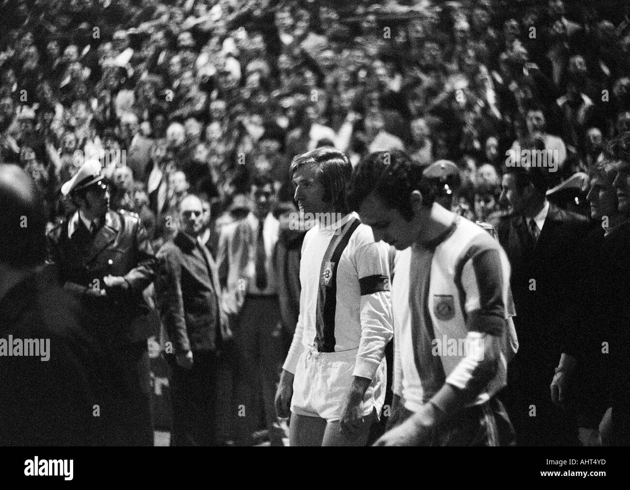 Calcio, Bundesliga, 1970/1971, Borussia Moenchengladbach contro FC Bayern Monaco 3:1, i team di venire a Boekelberg Stadium, capitani Guenter Netzer (MG) a sinistra e Franz Beckenbauer (FCB) destro Foto Stock