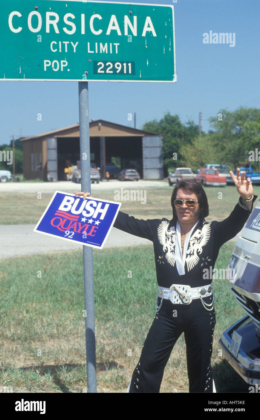 Elvis si assomigliano detiene una bussola Quayle segno durante la Clinton Gore 1992 campagna Buscapade tour in Texas Corsicana Foto Stock
