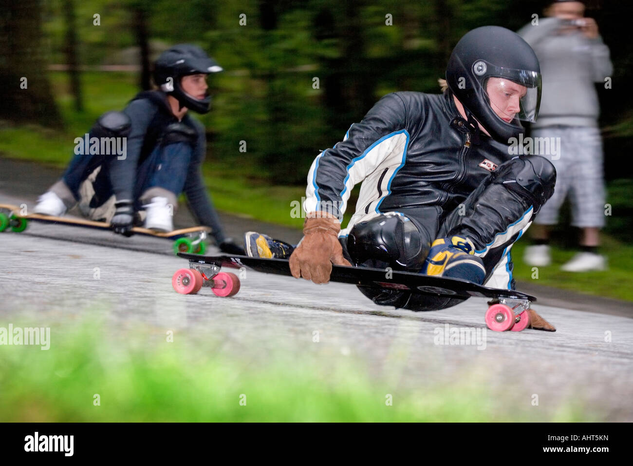 Due uomini in piena velocità in discesa Longboard Skateboard concorrenza  sul Parco Ramberget Göteborg Svezia Foto stock - Alamy