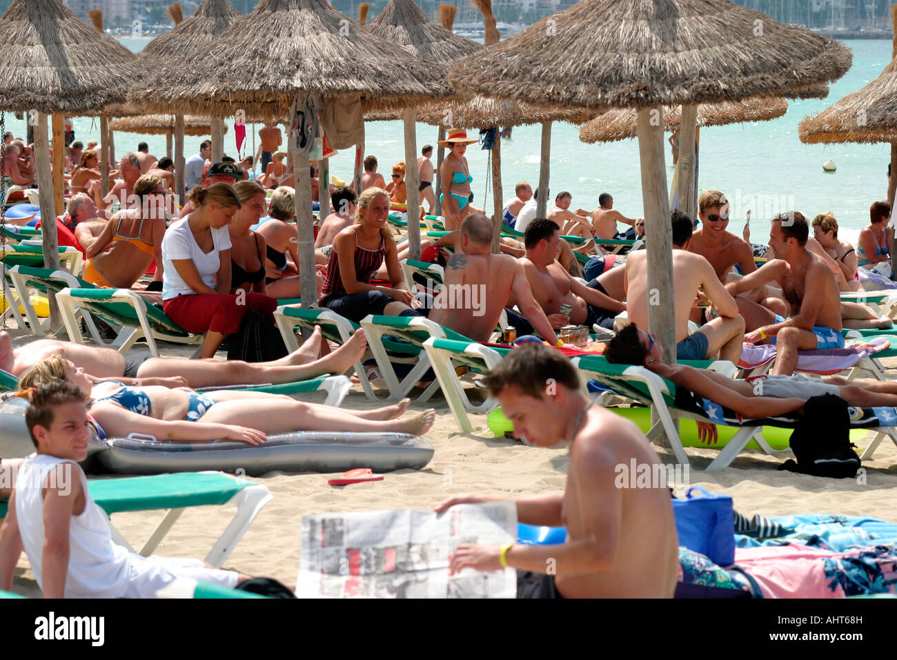 Il turismo di massa a Playa El Arenal, Maiorca, isole Baleari, Spagna, Europa Foto Stock
