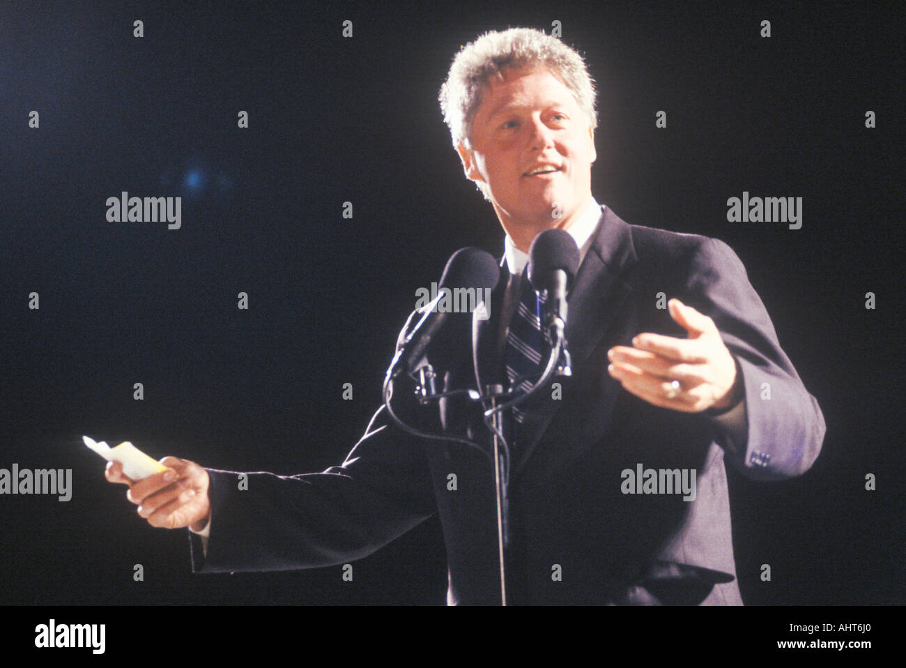 Il governatore Bill Clinton risolve una folla in una campagna di Texas rally nel 1992 il suo ultimo giorno di campagna elettorale in FT Worth Texas Foto Stock