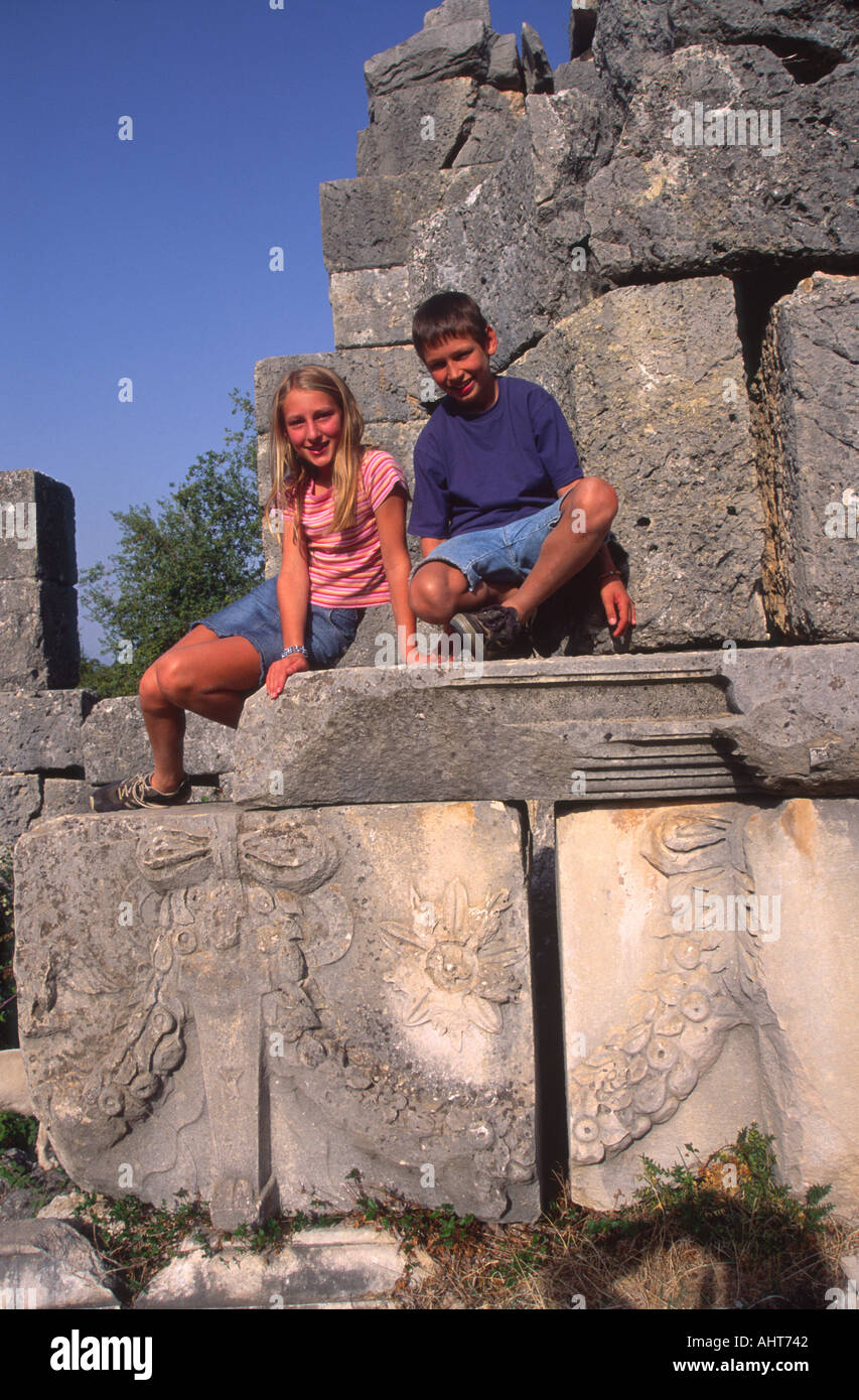 I bambini giocano sulle rovine Romane Tlos Turchia Foto Stock