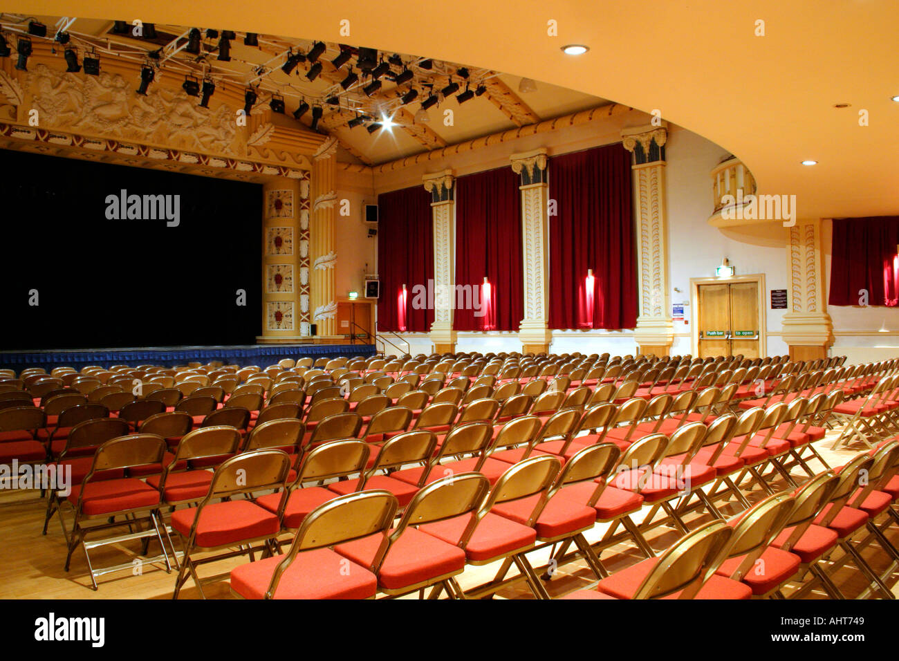 Interno di un teatro che mostra le sedi e la fase Foto Stock