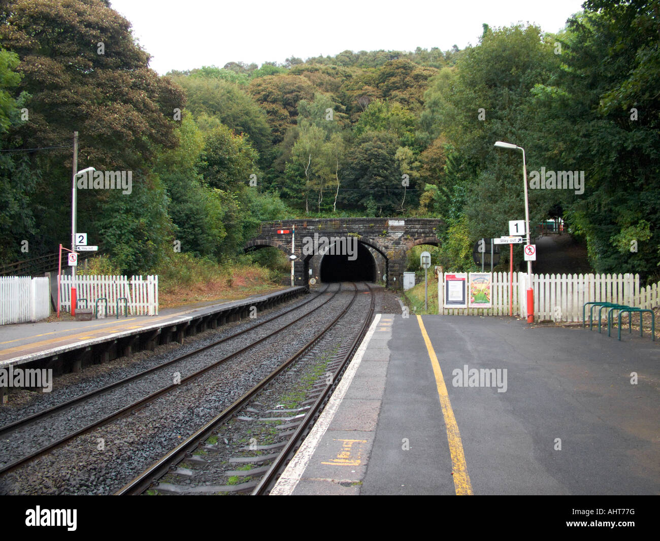 Stazione ferroviaria di Grindleford sulla linea Hope Valley con Totley Tunnel Derbyshire England UK, trasporto pubblico rurale Foto Stock