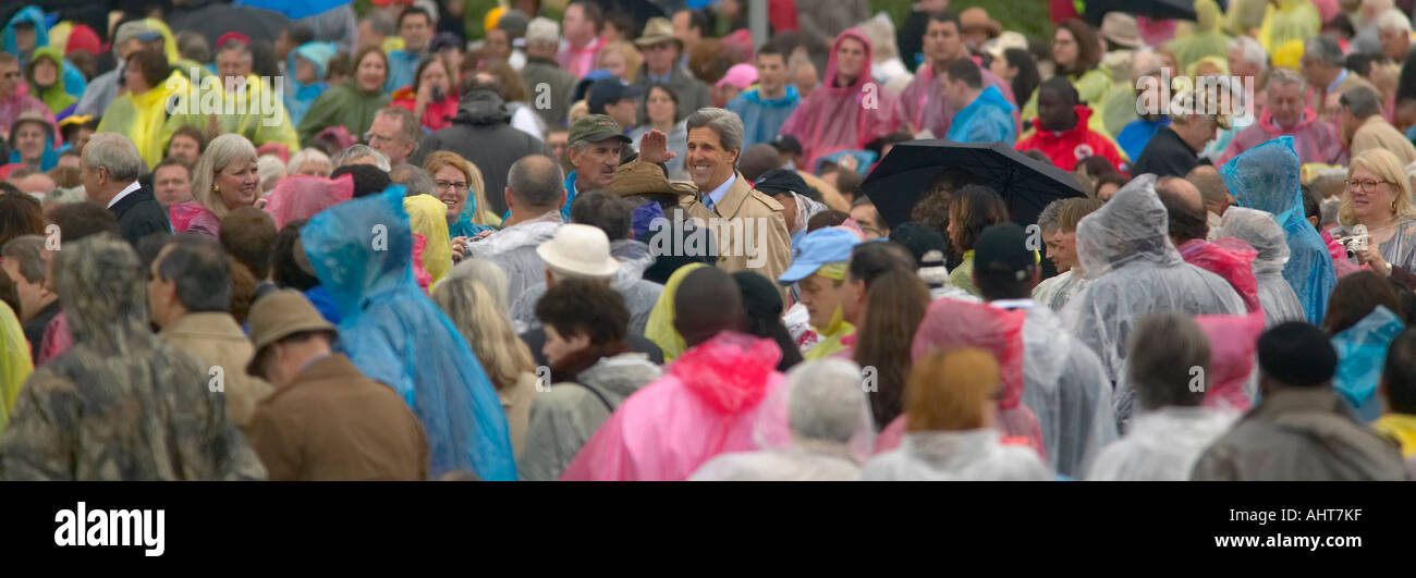 Il senatore John Kerry onde per la folla dei partecipanti alla cerimonia ufficiale di apertura della Clinton Presidential Library Foto Stock