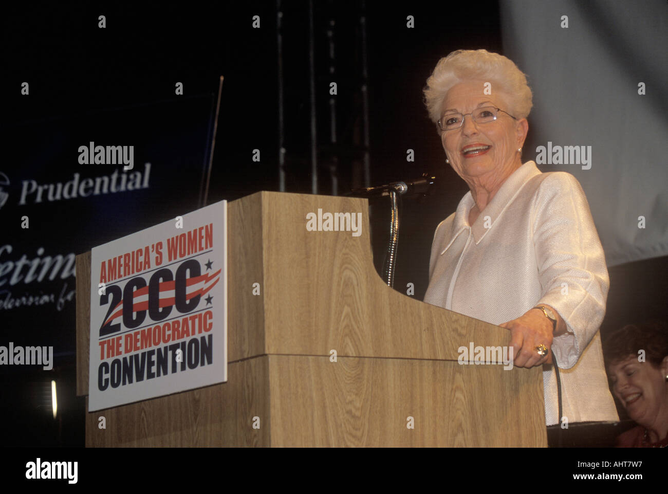 Ex governatore del Texas Ann Richards indirizzi folla nel 2000 Convenzione Democratica al Staples Center di Los Angeles CA Foto Stock