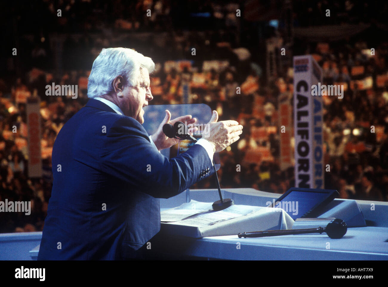 Il senatore Ted Kennedy affrontare la folla in 2000 Convenzione Democratica al Staples Center di Los Angeles CA Foto Stock