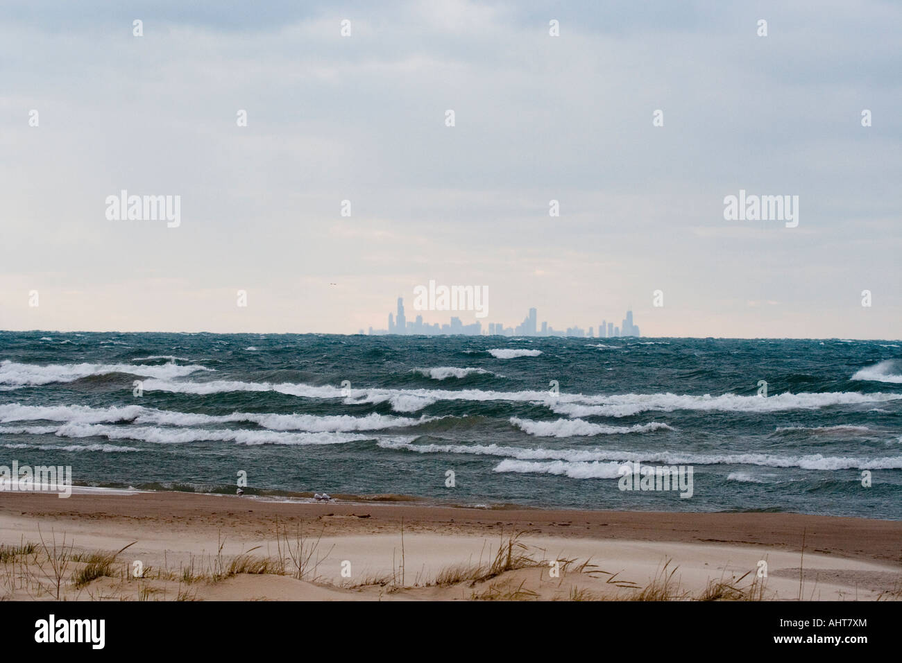 Sullo skyline di Chicago come si vede da una spiaggia a Gary, Indiana Foto Stock