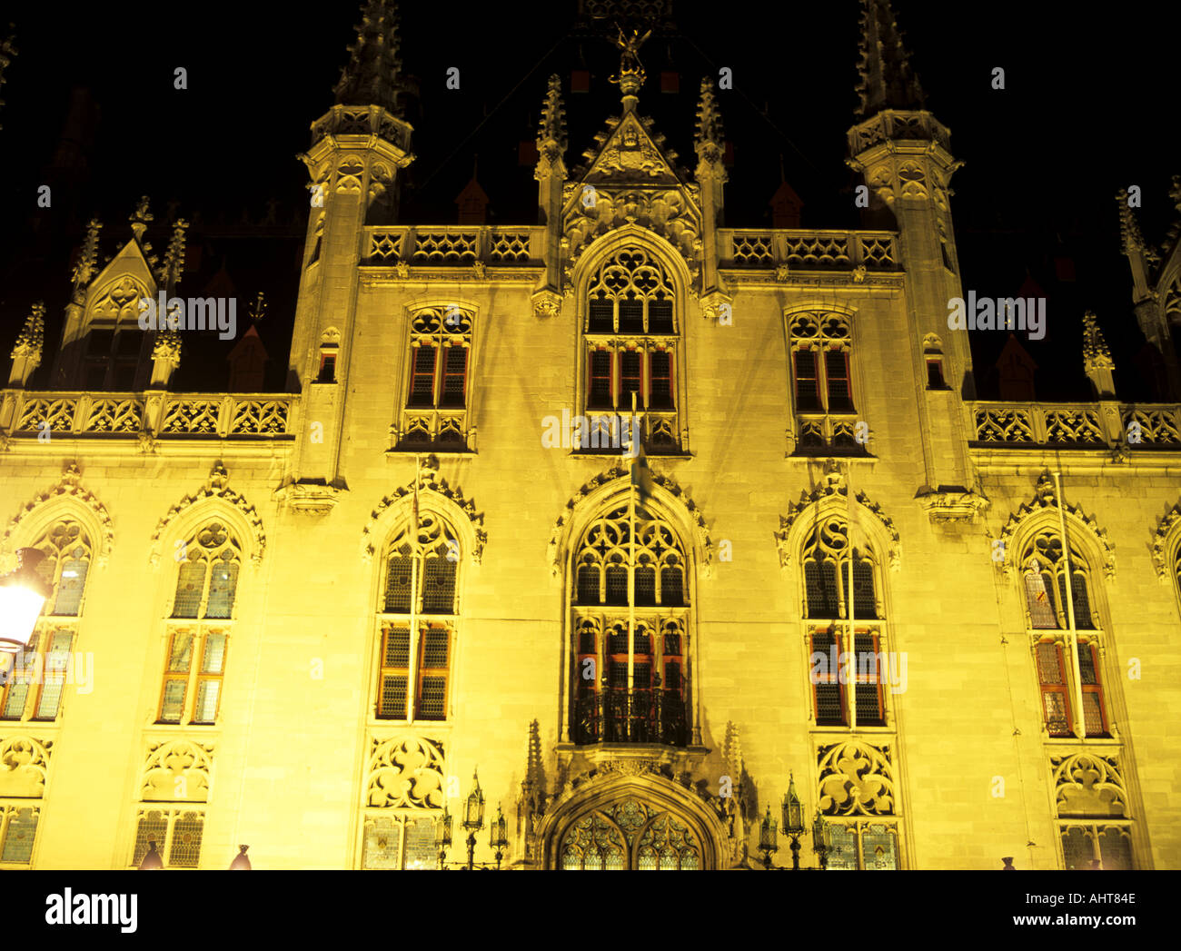 BRUGES BELGIO Europa Novembre il Neo gotiche guglie del Provinciaal Hof illuminata di notte Foto Stock