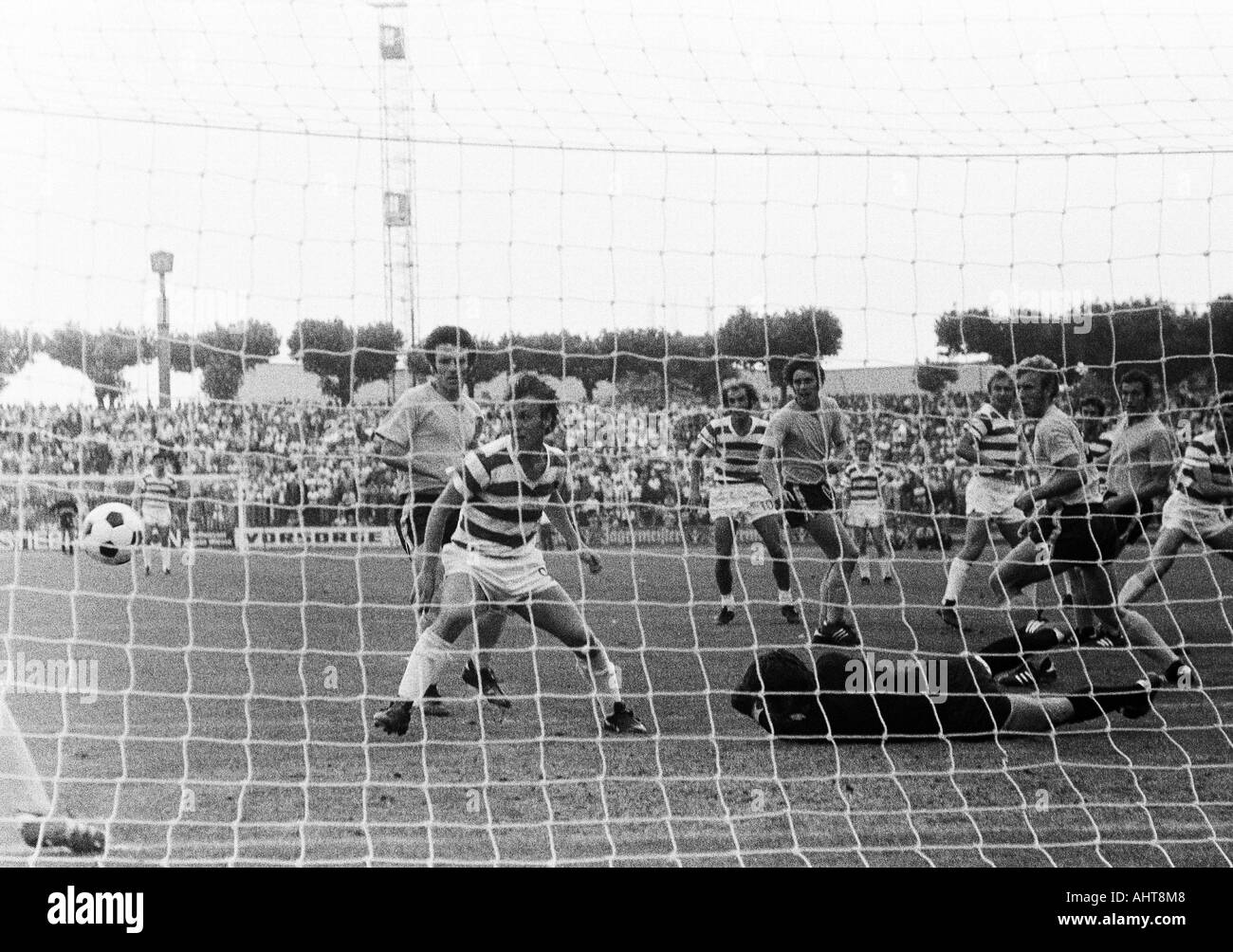 Calcio, Bundesliga, 1971/1972, Wedau Stadium di Duisburg, MSV Duisburg contro il Borussia Dortmund 2:1, scena del match, f.l.t.r. Branco Rasovic (BVB), Rainer Budde, Johannes Linssen (entrambi MSV), il custode Juergen Rynio, Theo Buecker (entrambi BVB), Gerhard Ken Foto Stock