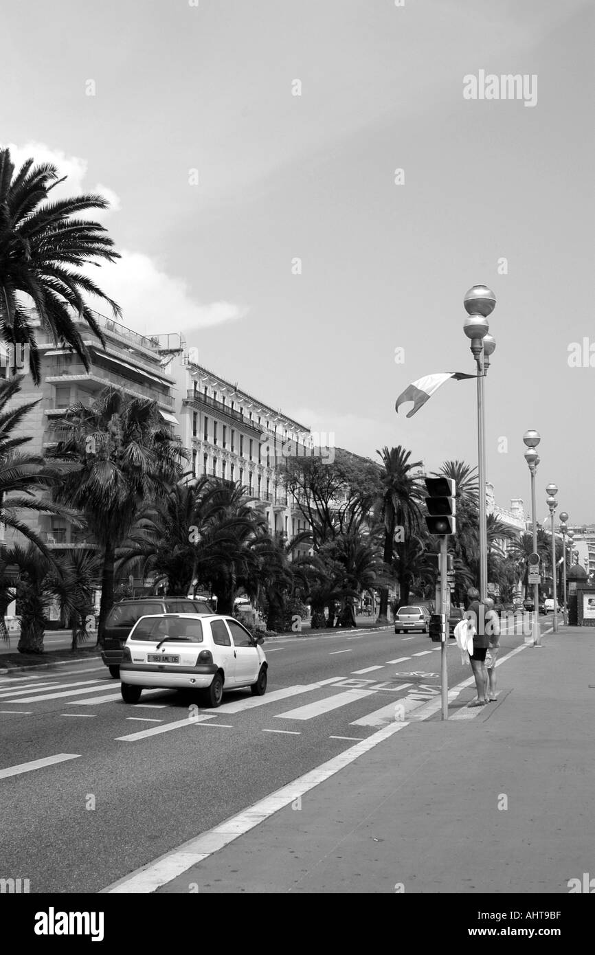 Lungo il lungomare di Nizza Cote d Azur, sud della Francia. Foto Stock