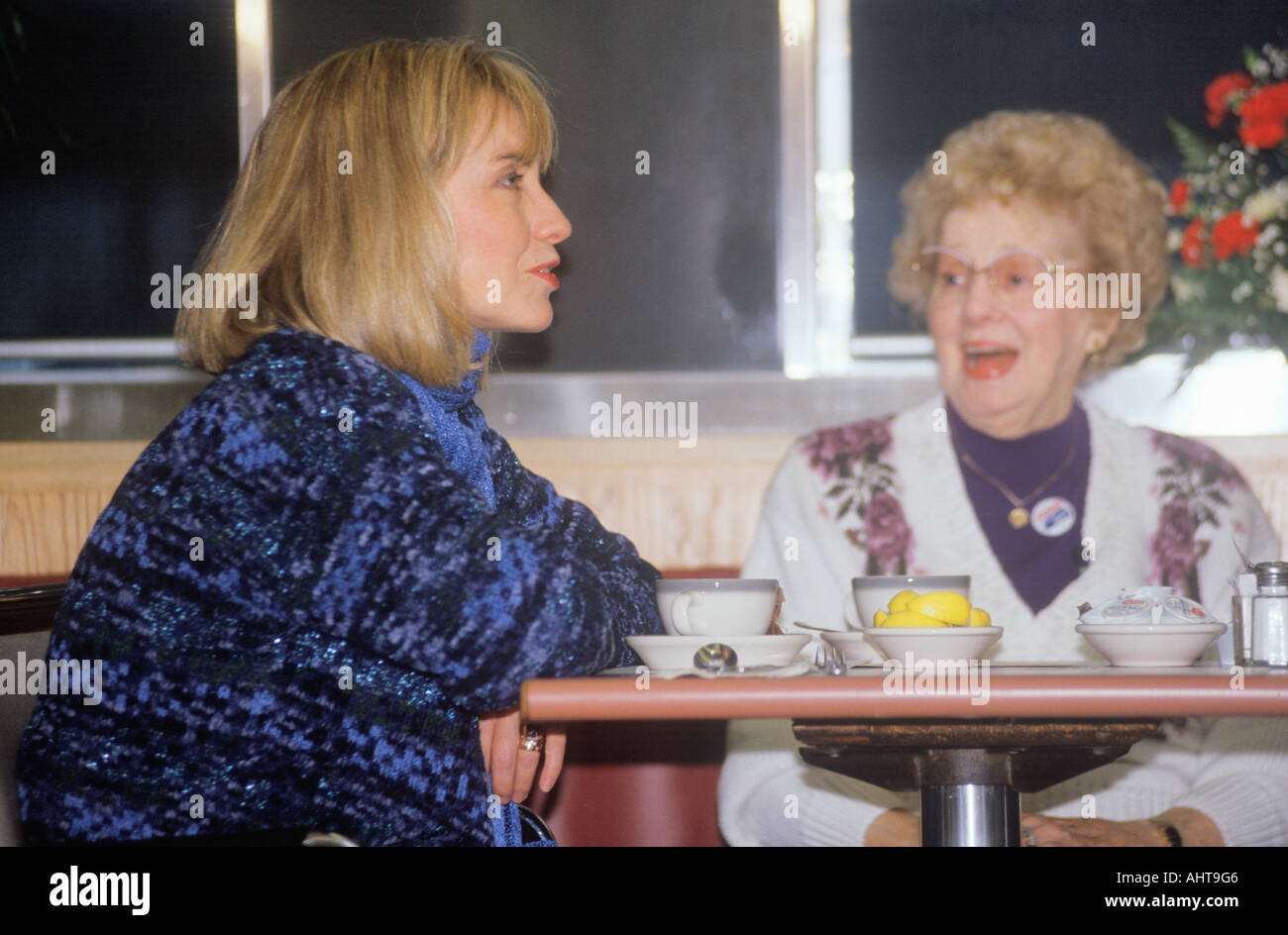 Hillary Rodham Clinton si incontra con abitanti a Mayfield Diner nel 1992 su Bill Clinton s ultimo giorno di campagna elettorale in Foto Stock