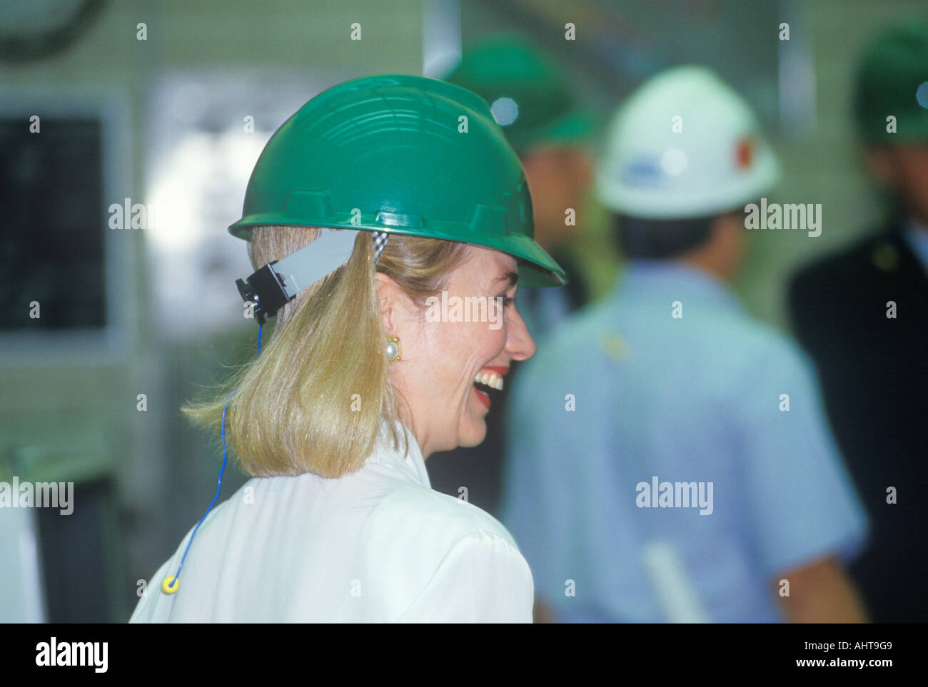 Hillary Rodham Clinton si incontra con i lavoratori a una stazione elettrica sul 1992 campagna Buscapade tour in Waco Texas Foto Stock