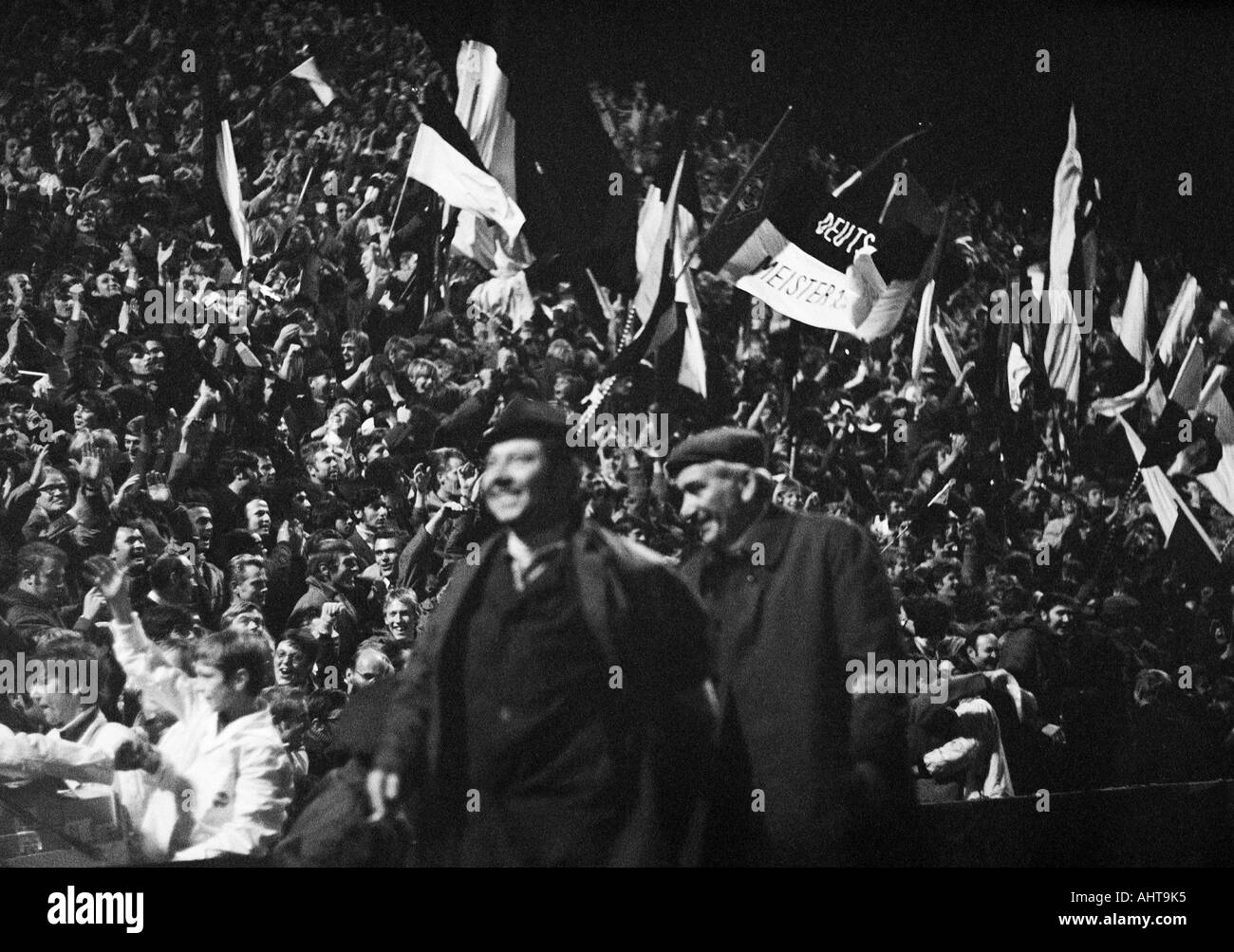 Calcio, European Cup, 1971/1972, ottavo di finale, prima gamba, Borussia Moenchengladbach contro Inter Mailand 7:1, Boekelberg Stadium di Moenchengladbach, Gladbach gli appassionati di calcio di gioia al grande incontro della loro squadra, a causa di una partita di football fan di buttare un e Foto Stock