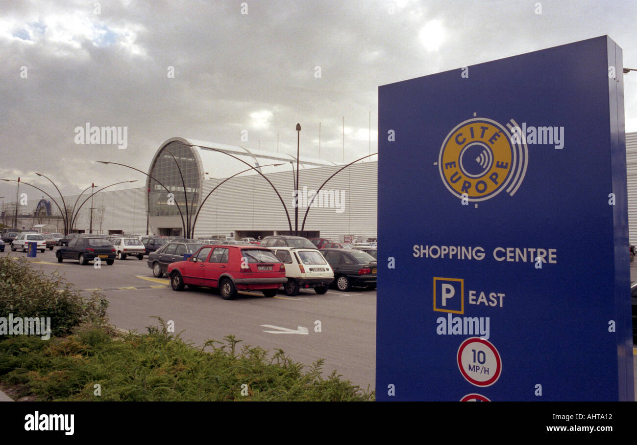 Esterno il colpo di CITE Europe Shopping Center in Calais Francia SIGNAGE IN PRIMO PIANO IN INGLESE PER GLI ACQUIRENTI BRITANNICI Foto Stock