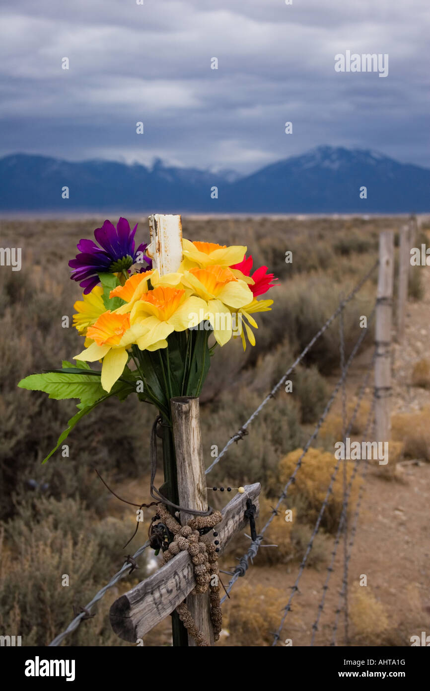 Croce e fiori segnando una morte accidentale Foto Stock