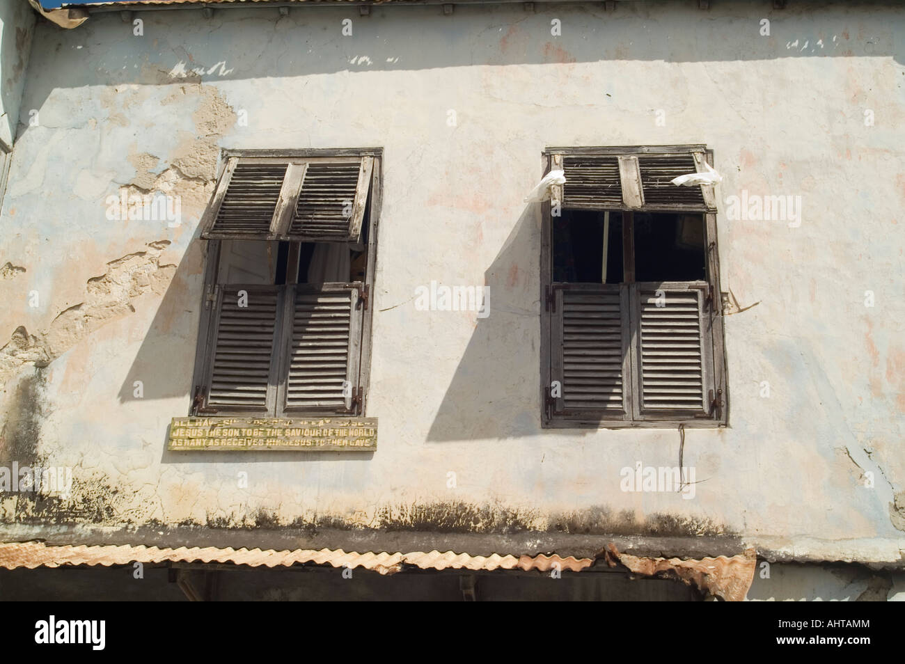 Finestre con persiane, Speightstown, San Pietro, Barbados Foto Stock