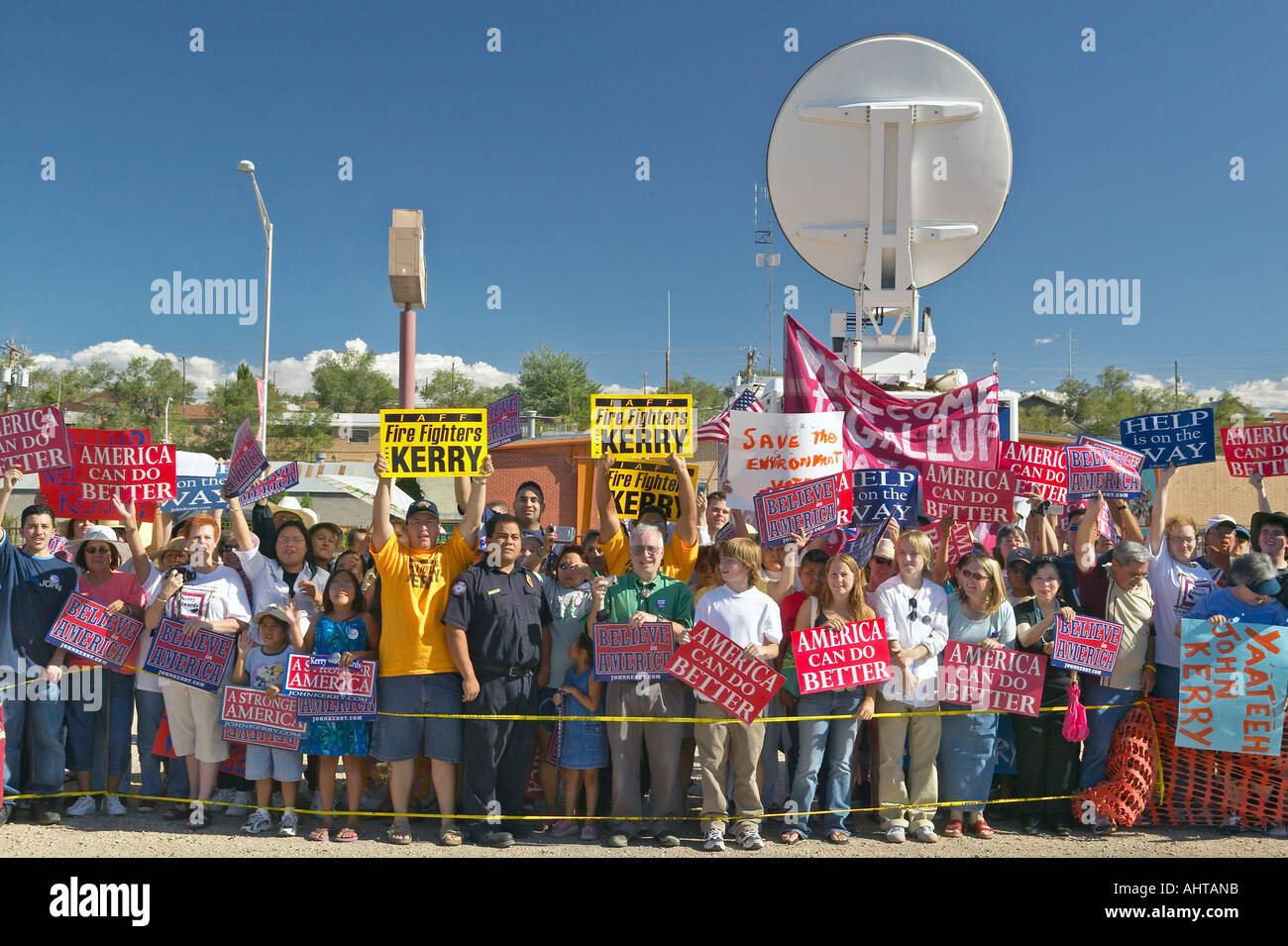 La Folla di Kerry i sostenitori della campagna fuori con segni Gallup NM Foto Stock