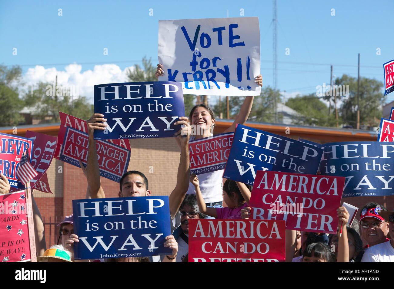La folla dei nativi americani la campagna di Kerry sostenitori fuori con segni Gallup NM Foto Stock