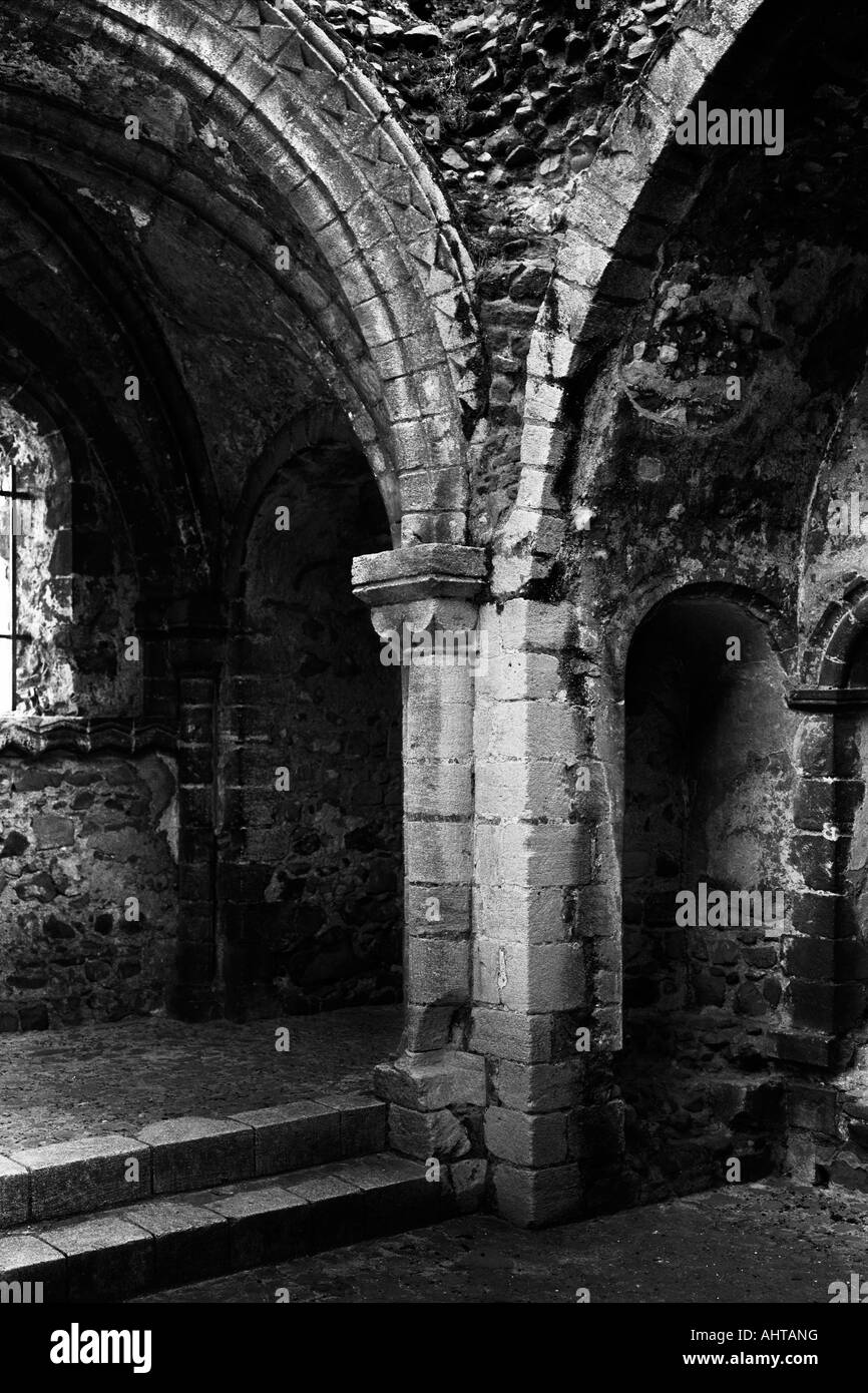 Xii secolo il castello porta interna, arco e gradini Foto Stock