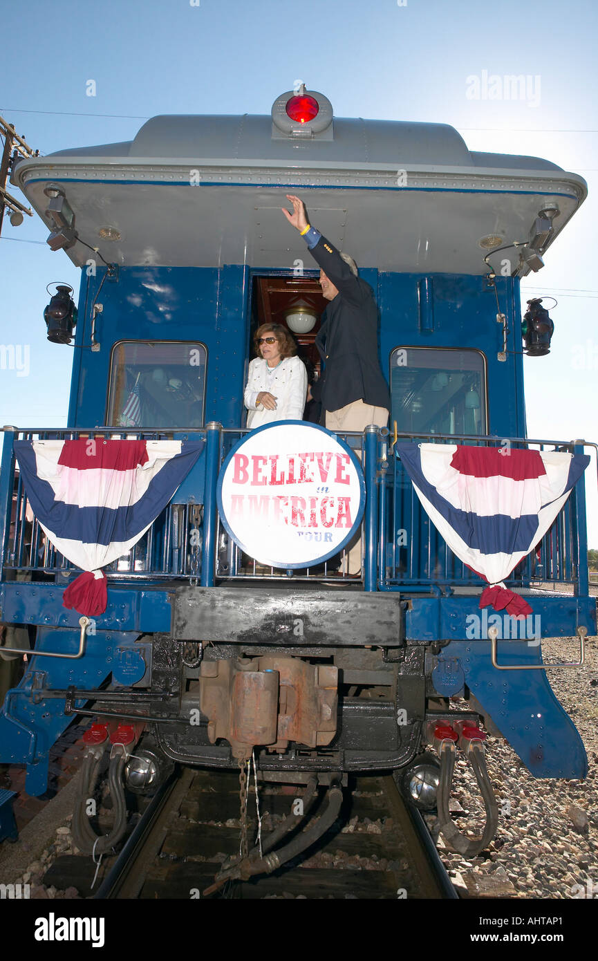 Il senatore e onorevole John Kerry sventolare dal retro del whistle Stop Kerry Express in tutta l'America treno Gallup NM Foto Stock