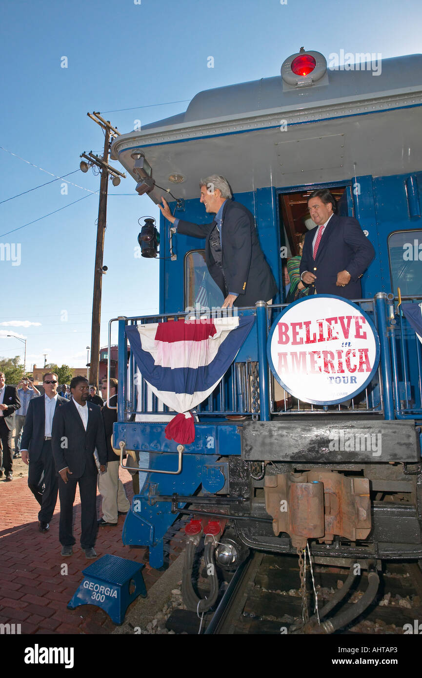 Il senatore e onorevole John Kerry sventolare dal retro del whistle Stop Kerry Express in tutta l'America treno Gallup NM Foto Stock