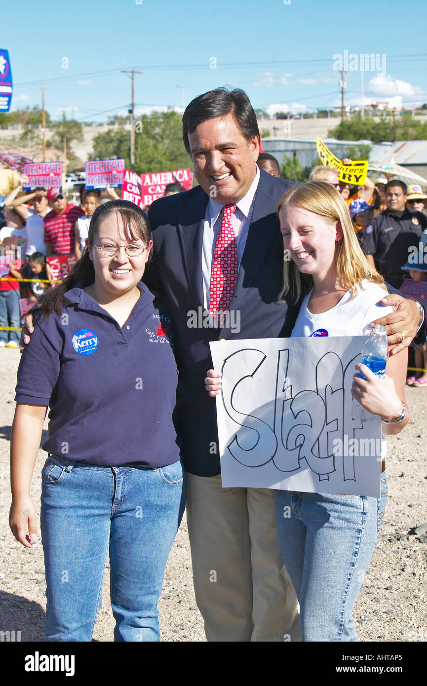 Native American gentleman in piedi con 2 ragazze nella parte anteriore del Kerry i sostenitori della campagna Gallup NM Foto Stock