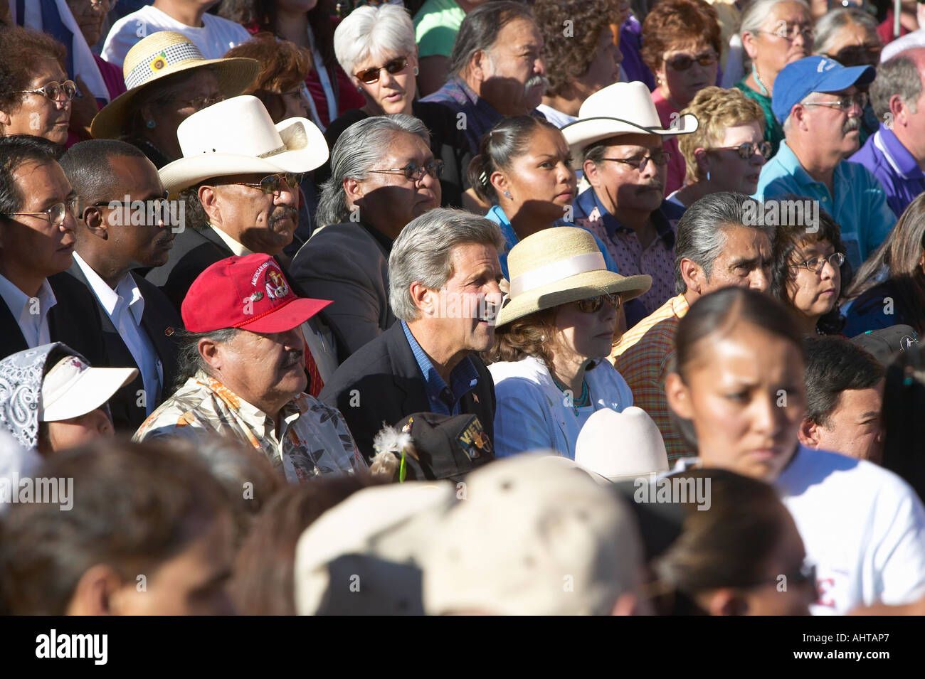 Il senatore e onorevole John Kerry in udienza dell'ottantatreesimo Intertribal cerimonia indiana Gallup NM Foto Stock