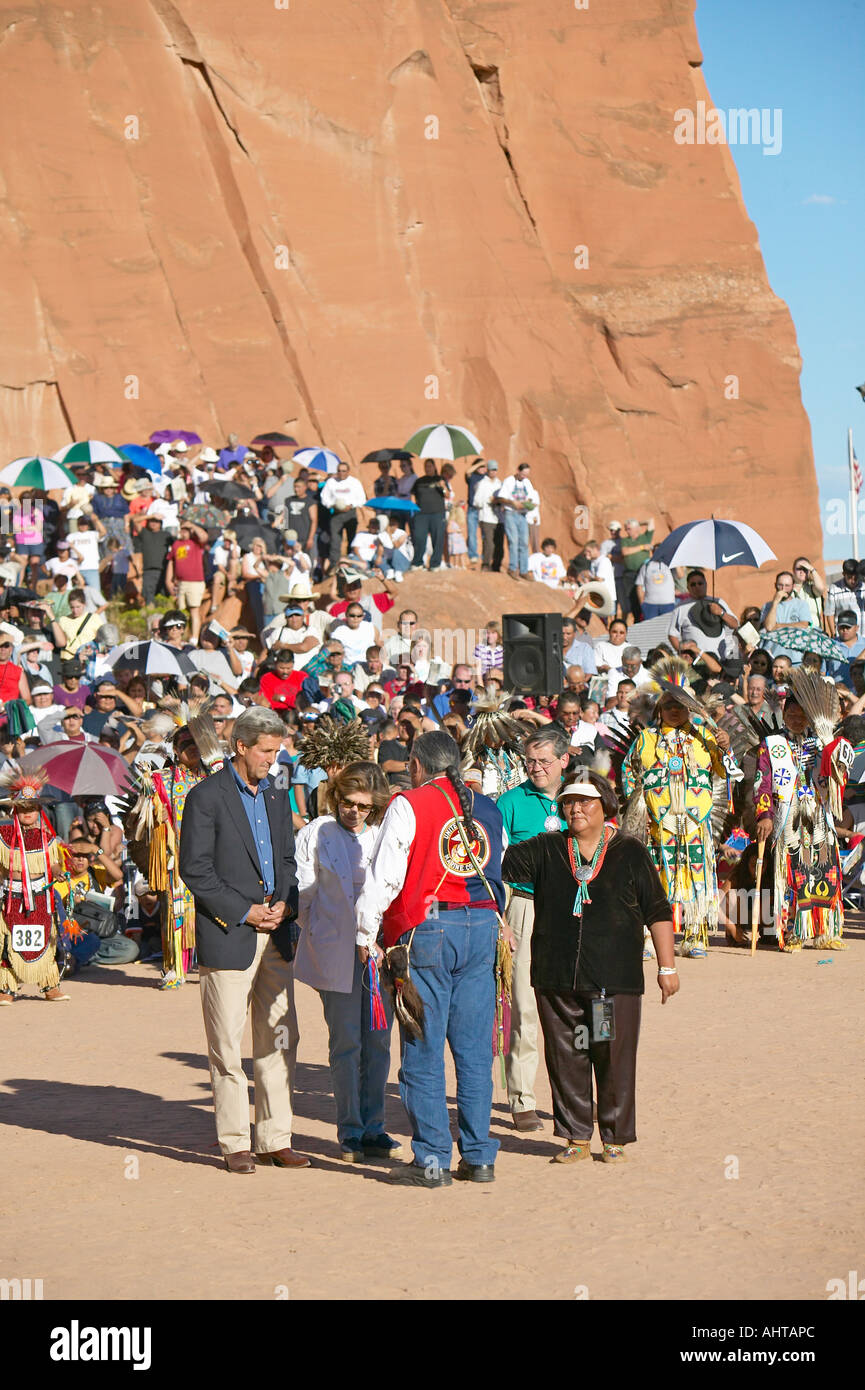 Lo scambio tra il senatore e onorevole John Kerry con Intertribal Consiglio Presidente Gallup NM Foto Stock