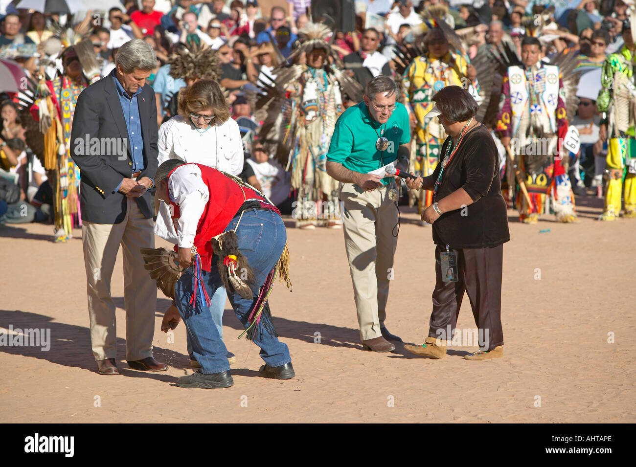 Eagle Feather sbavature del senatore e onorevole John Kerry dal Consiglio Intertribal Presidente Gallup NM Foto Stock