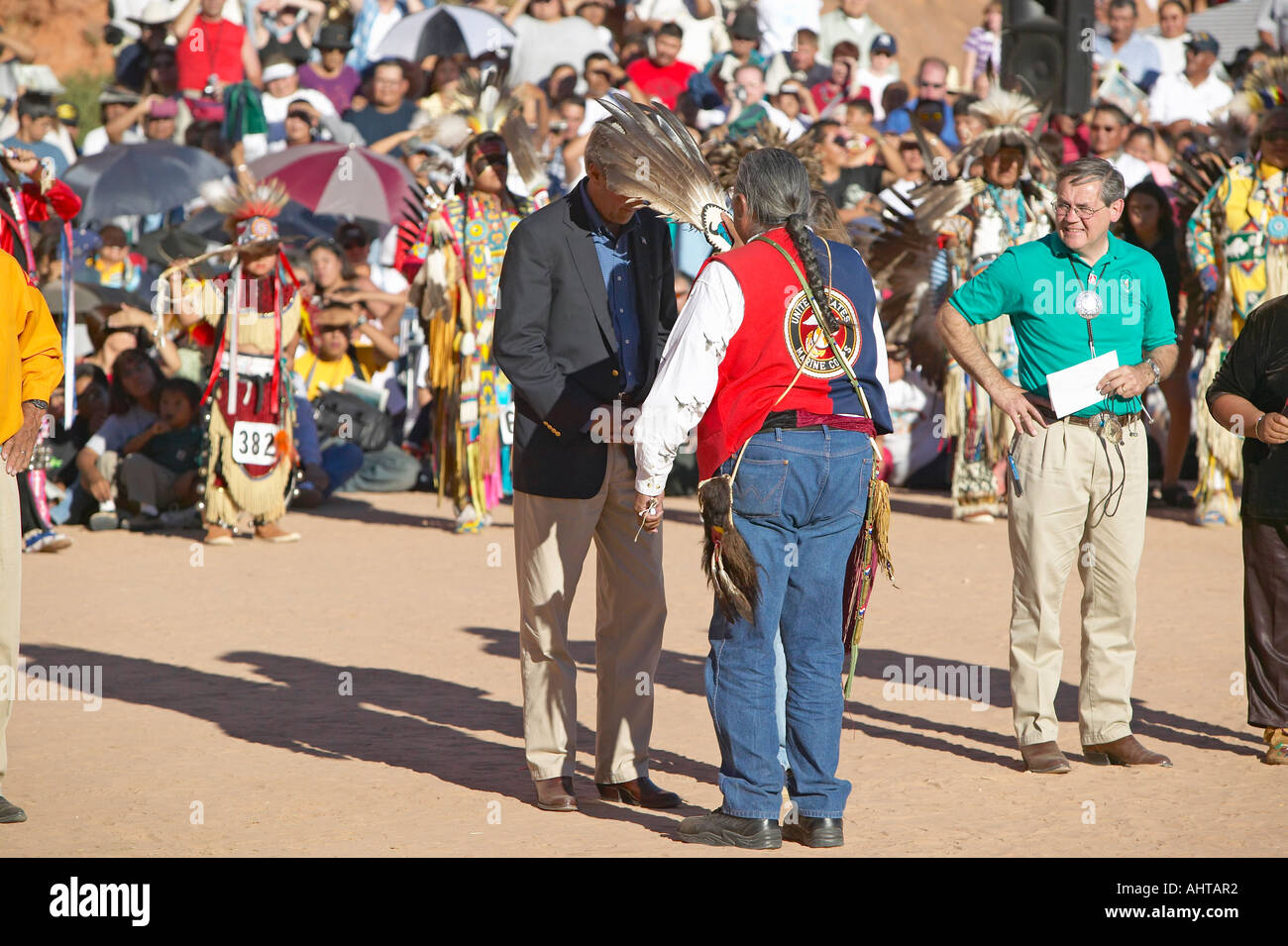 Eagle Feather sbavature del senatore e onorevole John Kerry dal Consiglio Intertribal Presidente Gallup NM Foto Stock