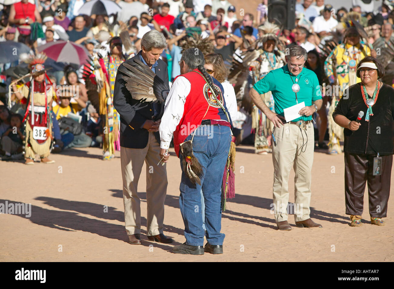 Eagle Feather sbavature del senatore e onorevole John Kerry dal Consiglio Intertribal Presidente Gallup NM Foto Stock