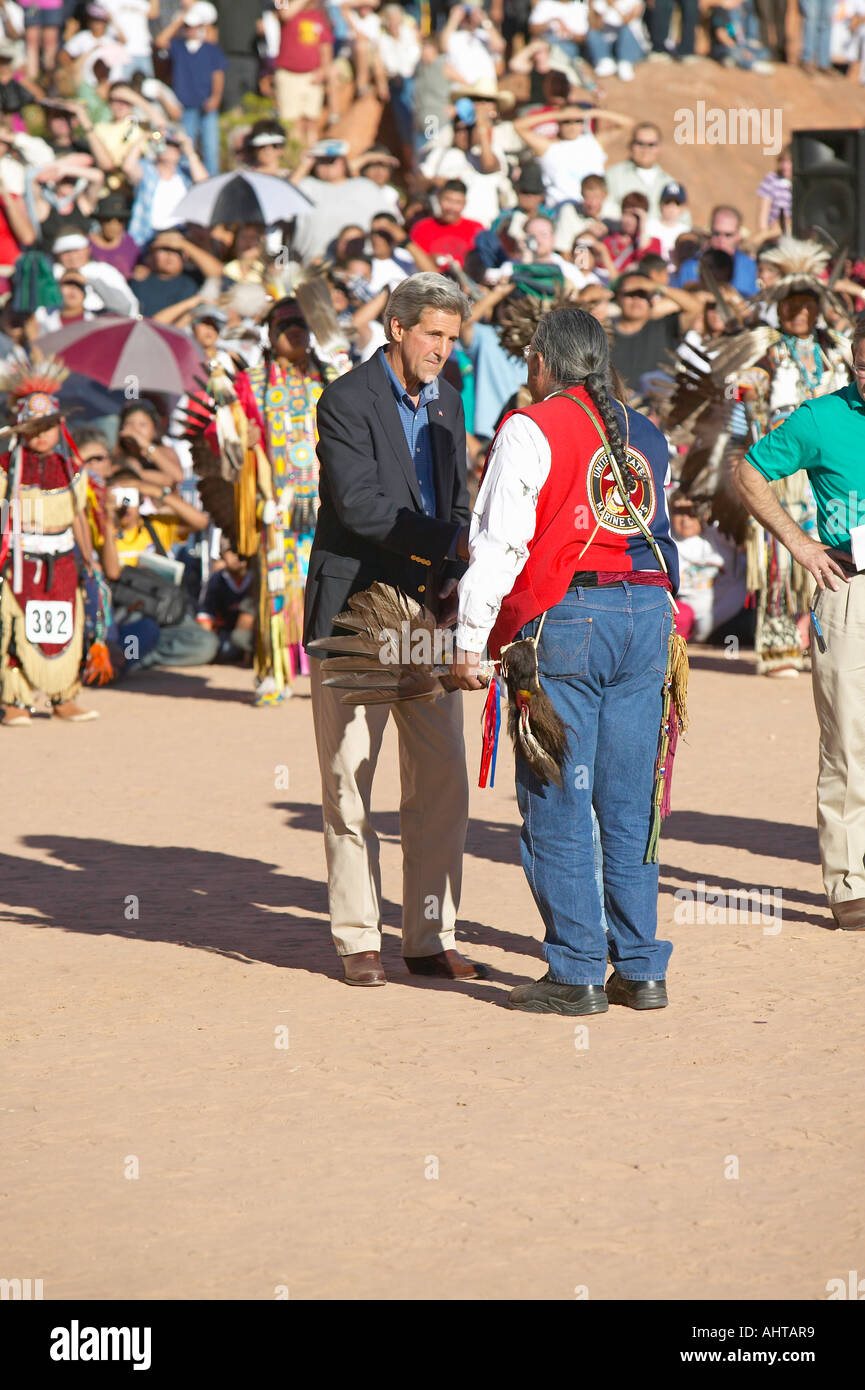 Lo scambio tra il Senatore John Kerry con Intertribal Consiglio Presidente Gallup NM Foto Stock