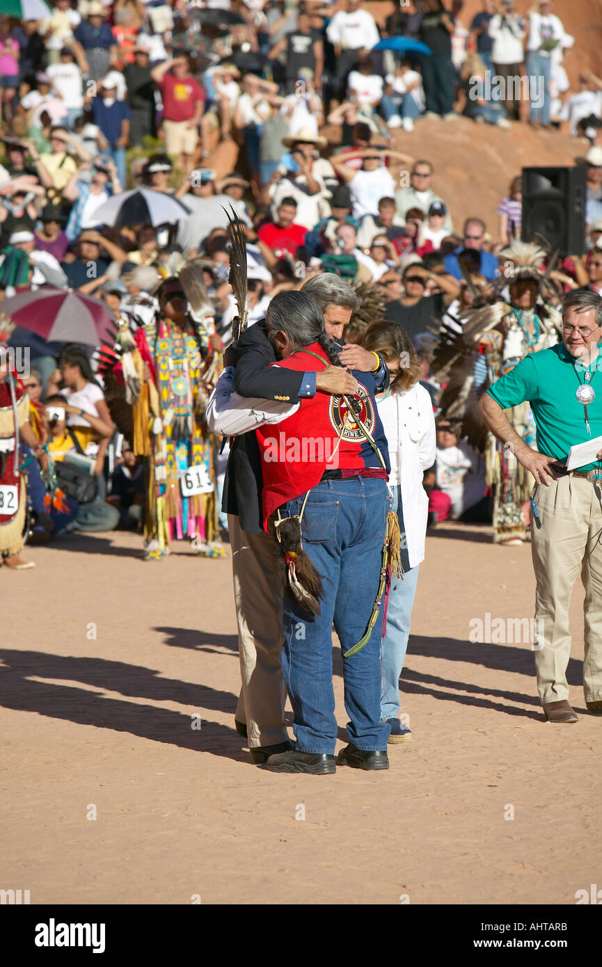 Abbraccio del senatore John Kerry e Intertribal Consiglio Presidente Gallup NM Foto Stock