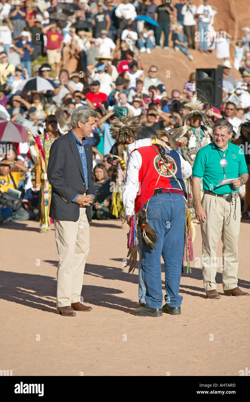 Abbraccio di Teresa Heinz Kerry e Intertribal Consiglio Presidente Gallup NM Foto Stock