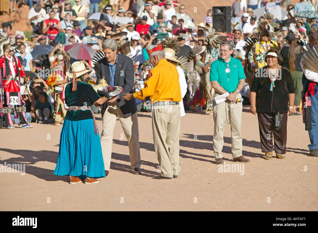 Scambio di voce tra il Senatore John Kerry e membro della Intertribal cerimonia indiana Gallup NM Foto Stock