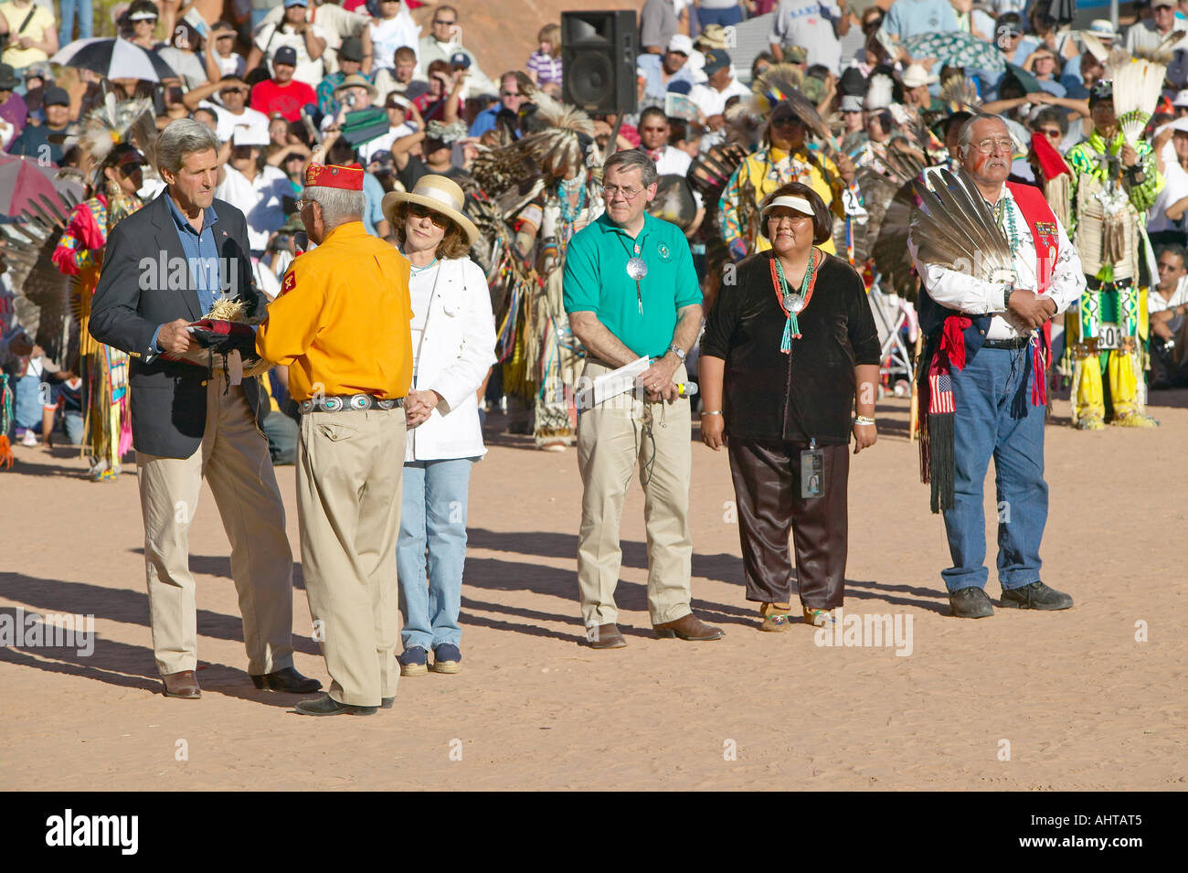 Scambio di voce tra il Senatore John Kerry e membro della Intertribal cerimonia indiana Gallup NM Foto Stock