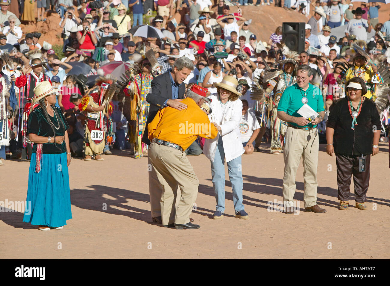 Il senatore e onorevole John Kerry in scambio con gli stati del Intertribal cerimonia indiana Gallup NM Foto Stock