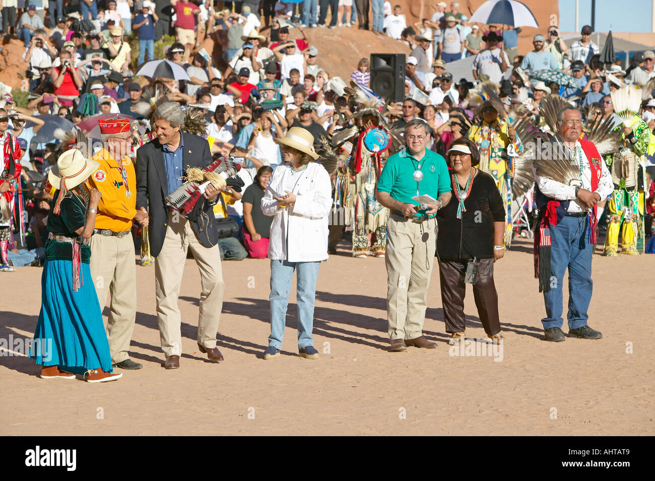 Il senatore e onorevole John Kerry in scambio con gli stati del Intertribal cerimonia indiana Gallup NM Foto Stock