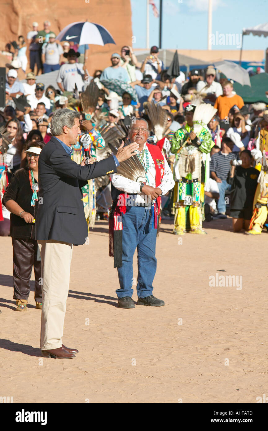 Il senatore John Kerry parla dal microfono all'ottantatreesimo Intertribal cerimonia indiana Gallup NM Foto Stock